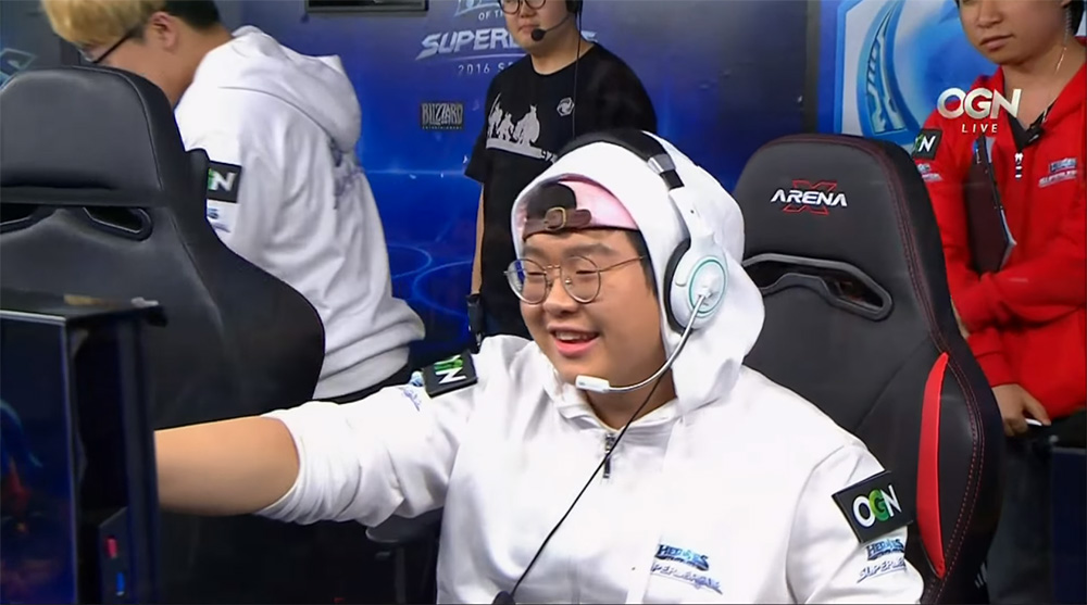 "Hey...hey, I found some freelo!" -Hongcono. Photo Credit: OGN