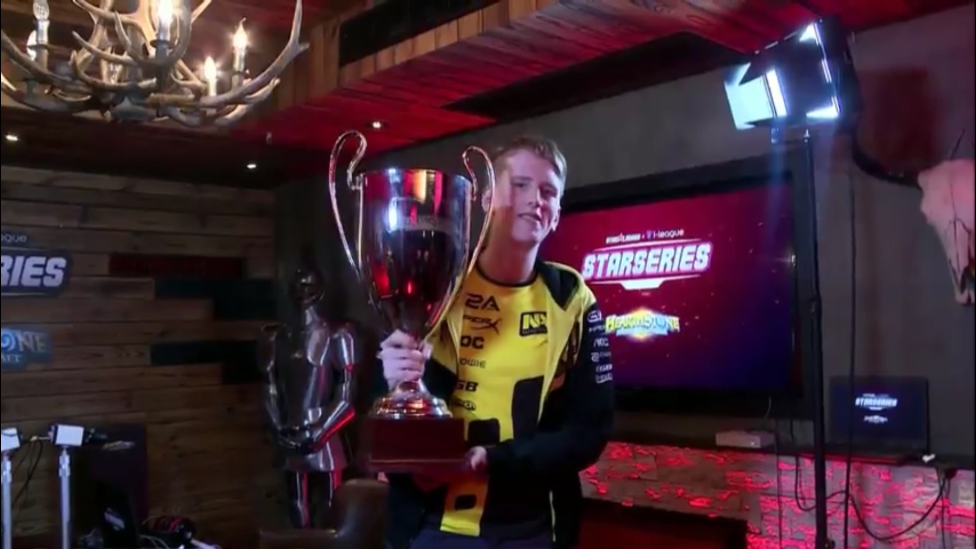 Xixo holding the cup at the Starladder I-League tournament