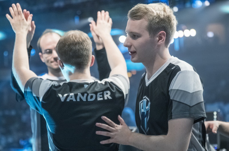 H2K Defeat ANX Vander, Jankos celebrating