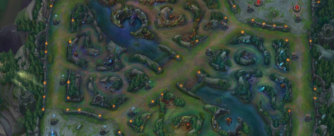 An overhead view of Summoner's Rift.