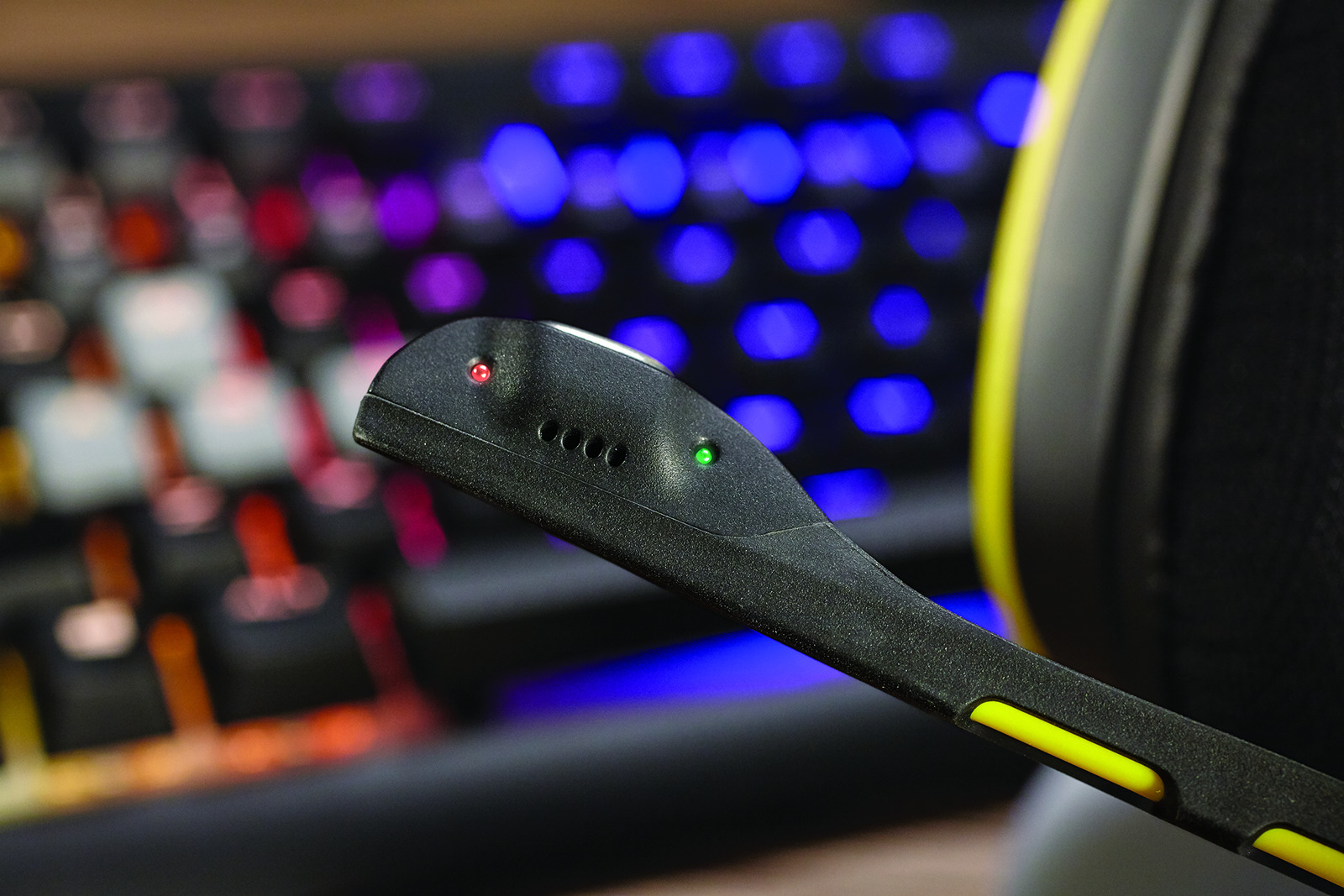 The lights on the microphone arm of the Corsair VOID indicate whether or not the headset is turned on, as well as the mute status.